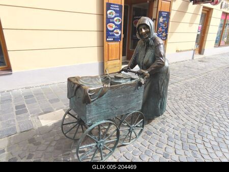 The statue of Aunt Kati, the housewife - Székesfehérvár - Hungary-stock-foto