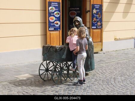 Statue of housewife Aunt Kati - Székesfehérvár - Hungary-stock-foto