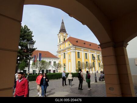 People walking in Székesfehérvár City Hall square - Hungary-stock-foto