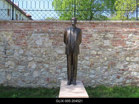 Statue of Count Móric Esterházy former PM of Hungary - Majk-stock-foto