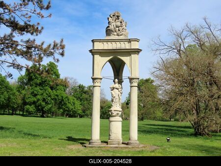 Csákvár - Holy Tirnity statue - Esterházy castle park - Hungary-stock-foto