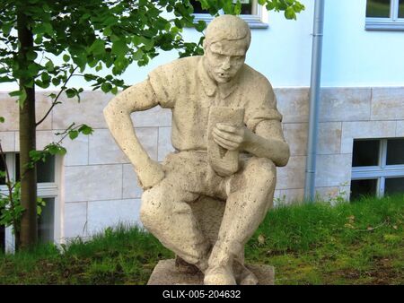 Reading Worker statue - Budapest - Moholy Nagy University of Arts-stock-foto