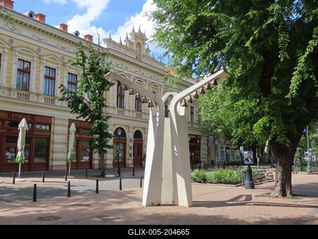 Békéscsaba - Szent István square with the bell statue - Hungary-stock-foto