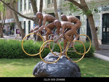 Statue Olympic Cyclists - Békéscsaba - Hungary-stock-foto