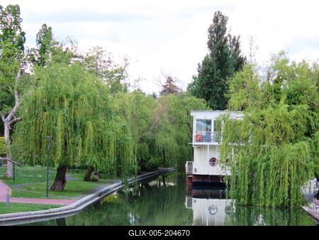 Békéscsaba - The backwater of Fehér Kőrös with sad willows. - Hungary-stock-foto