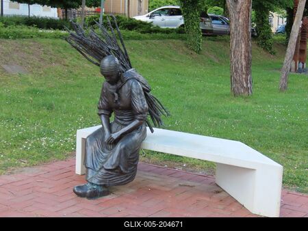 Statue of the loppings-bearing woman - Békéscsaba - Hungary-stock-foto