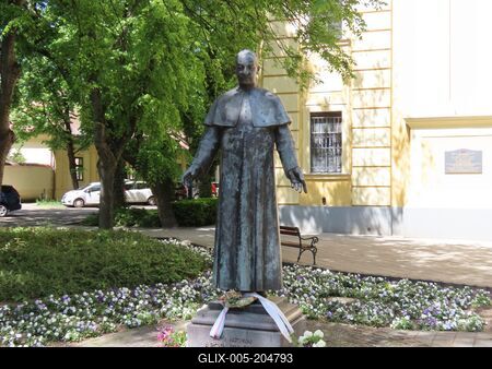 The statue of Hungarian martyr bishop Vilmos Apor - Gyula-stock-foto