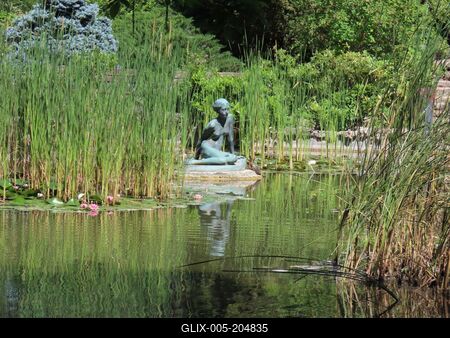 Little Marmaide statue - Budapest - Margeret Island-stock-foto