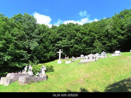 Újhuta cemetery on the side of the Zemplén  mountains - Hungary-stock-foto