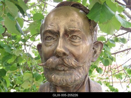 Dr. Szabó József mellszobra - Tokaj - Geológus - Borvidék térképésze-stock-foto