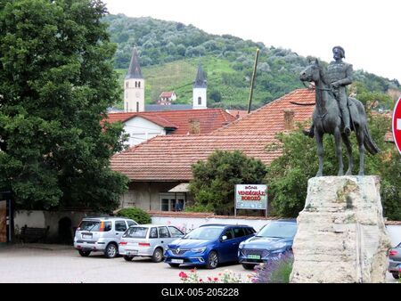 Tokaj - Cityscape - Colonel Albert Kiss equestrian statue-stock-foto