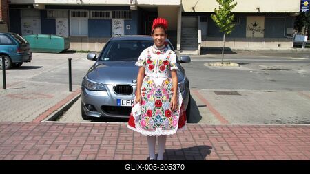 A girl dressed in Kalocsai folk costume - Hungary-stock-foto