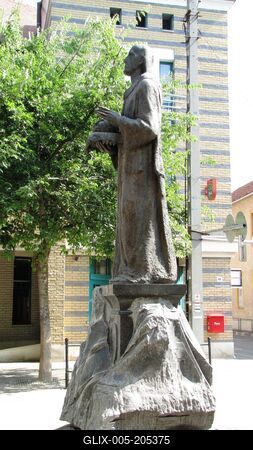 The statue of Archbishop Astrik of Kalocsa - Hungarian Crown-stock-foto