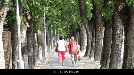 Kalocsa - Kossuth Lajos street promenade - Hungary-stock-foto