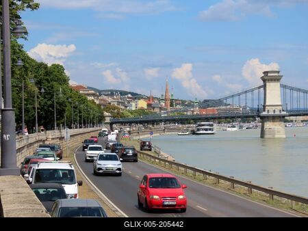 Traffic on the Buda wharf at the Chain Bridge - City View-stock-foto