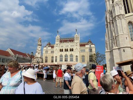 Tourists on Szentáromság tér, Castle Hill in Buda - National Day-stock-foto