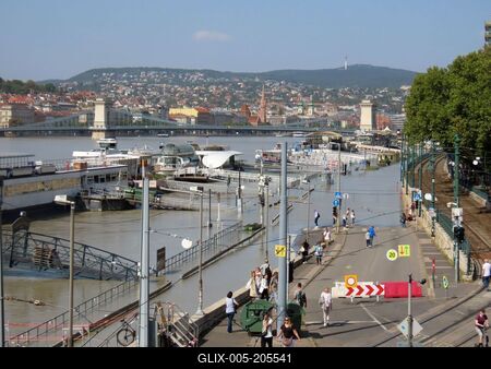Cyclon Boris - Danube river oveflooded its banks - Budapest-stock-foto