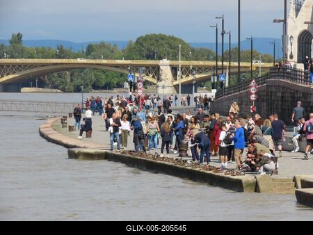 Flooded Danube river - Tourists - Budapest - Shoes Memorial-stock-foto