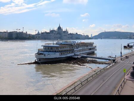 River Hotel on flooded Danube river - Budapest - Boris cyclone-stock-foto