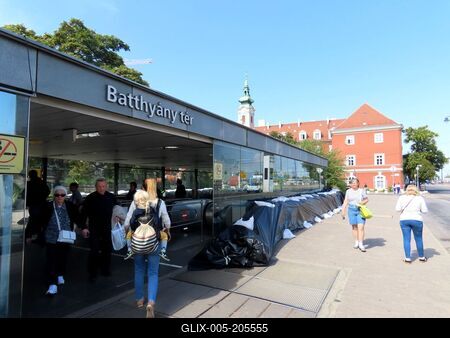 Danube river flooding - Metro station - Sandbags - Budapest-stock-foto