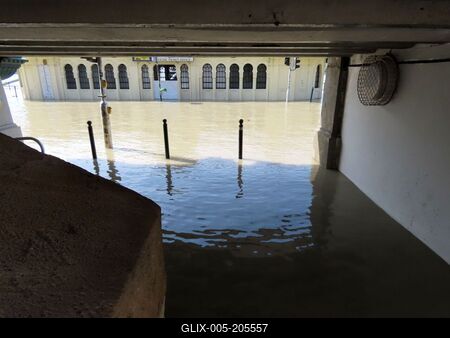 Danube river flooding - Submerged ticket office and staircase - Budapest-stock-foto