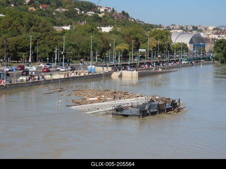Submerged harbor bridge - Danube river overflowing - Budapest - Cyclone Boris-stock-foto