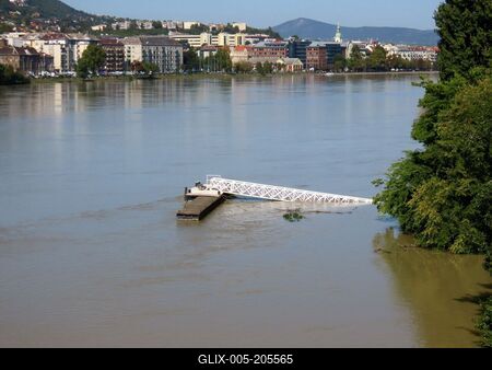 Margaret Island submerged harbor bridge - Budapest - Danube river - Cyclone Boris-stock-foto