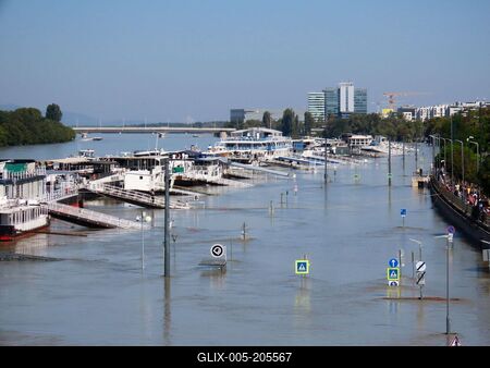 Overflowed Danube river - Budapest - Submerged Pest quay with boats-stock-foto
