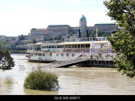 Overflowed Danube river - Budapest - Submerged Pest quay - Budapest-stock-foto