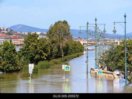 Overflowed Danube river - Budapest - Submerged Pest quay - Boros Cyclone-stock-foto