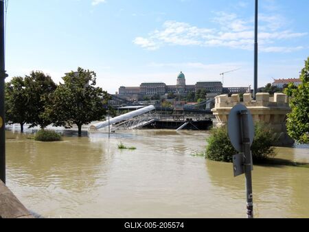 Overflowed Danube river - Budapest - Submerged Pest quay-stock-foto