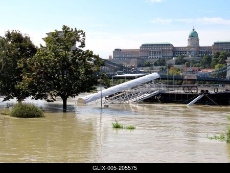 Overflowed Danube river - Submerged Pest quay - Budapest - Boris Cyclone-stock-foto