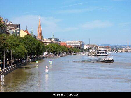 Budapest - Overlowed Danube river - Submerged Buda quay - Boris Cyclone-stock-foto