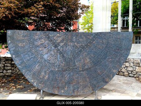 The coronation mantle of the Hungarian kings displayed in bronz - Budapest-stock-foto