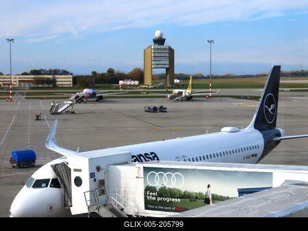 Ferihegy Airport - Lufthansa - Air trafic control tower - Budapest-stock-foto