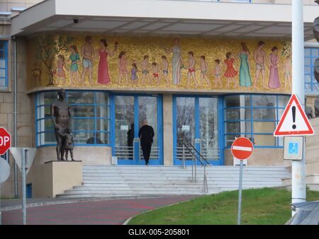 The entrance of the renovated Kútvölgyi hospital - Budapest-stock-foto