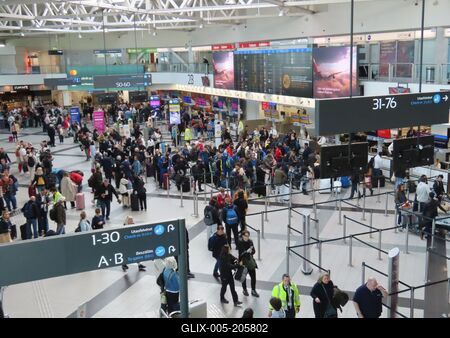Travelers - Ferihegy Airport - Departure - Budapest-stock-foto