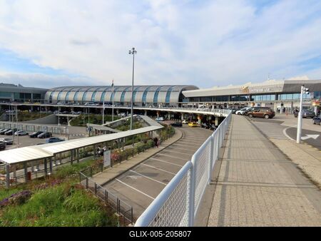 Terminals 2A and 2B of Ferenc Liszt Ferenc Airport in Ferihegy - Budapest-stock-foto