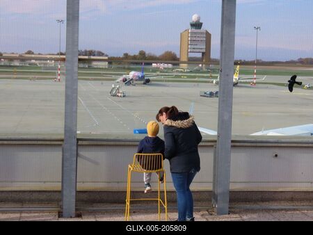 A child looks at the Child looking the palenes - Ferihegy Airport - Budapest-stock-foto