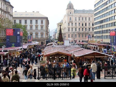 Christmas atmosphere in Szent István Square - Winter fair - Budapest.-stock-foto