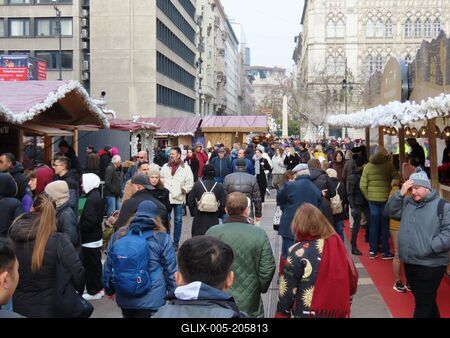 People at the Christmas market in Szent István square, in front of the Basilica - Budapest-stock-foto