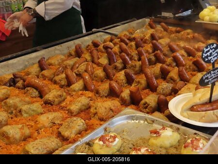 Gourmet food at the Vörösmarty square Christmas market - Stuffed cabbage and fried sausage - Budapest-stock-foto
