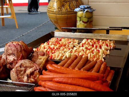 Sausage, pork knuckle, robber stakes and pickles at the Vörösmarty Square Christmas Market - Budapest-stock-foto