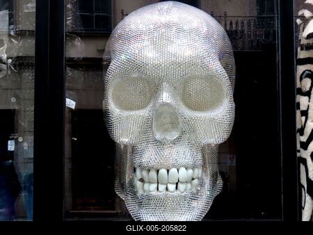 Decoration of a shop window in the city centre - Budapest - Death's head-stock-foto