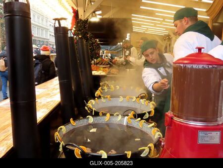 Mulled wine and hot chocolate at the Vörösmarty square Christmas market - Budapest-stock-foto