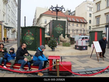 Christmas atmosphere in downtown Budapest - Small railway on Vörösmarty Square-stock-foto