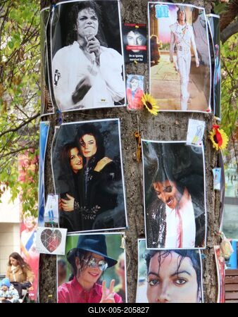 Photos of Michael Jackson on the trunk of a memorial tree in downtown Budapest-stock-foto