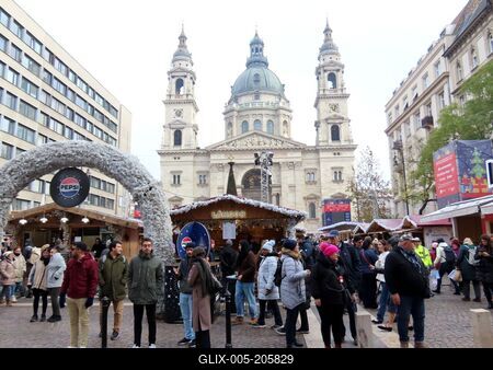 Christmas atmosphere in Szent István Square. - Budapest Winter fair - Basilica-stock-foto