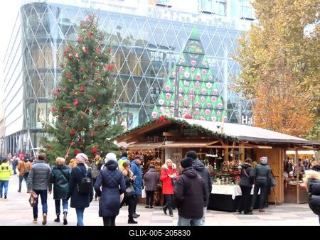 Christmas atmosphere in downtown Budapest-stock-foto