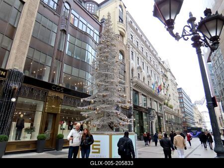 Christmas atmosphere in downtown Budapest-stock-foto